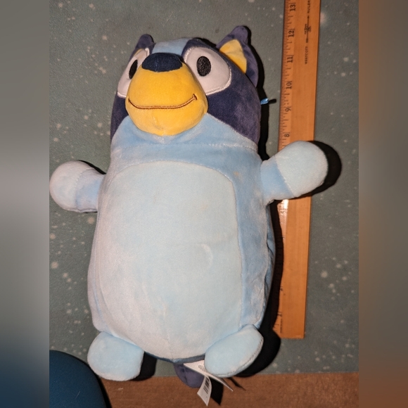 Set of three Bluey plush stuffed animals - two Bluey and one Bingo - Picture 7 of 11